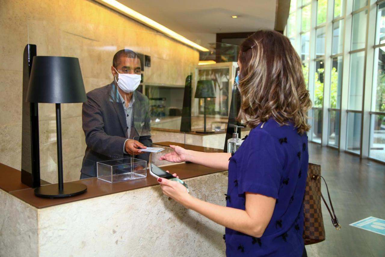 Radisson Vila Olimpia Sao Paulo Exterior foto A guest checking in at a hotel