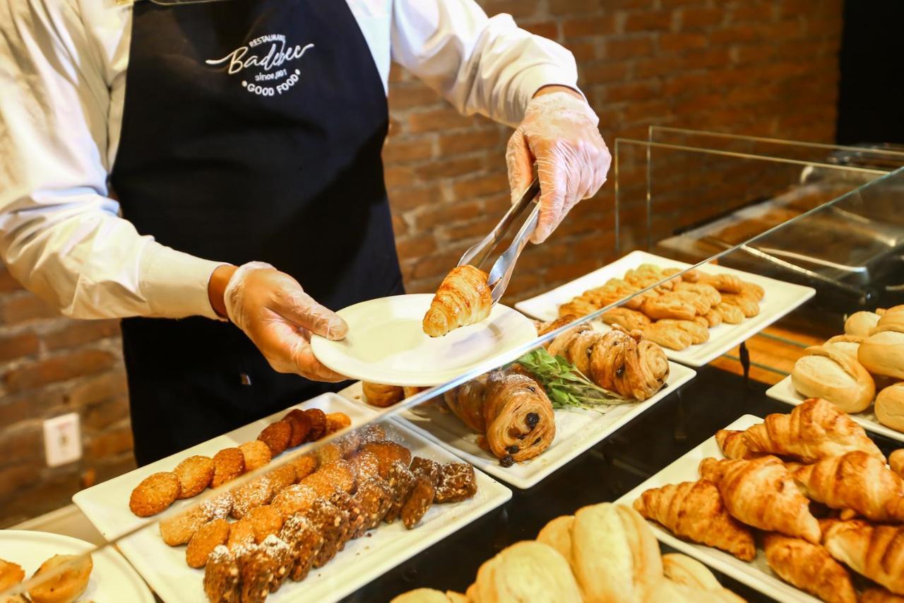 Radisson Vila Olimpia Sao Paulo Exterior foto A pastry chef serving pastries