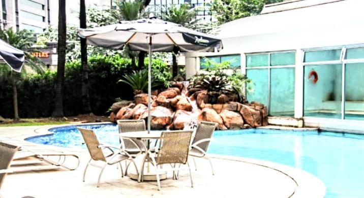 Radisson Vila Olimpia Sao Paulo Exterior foto A poolside table and chairs